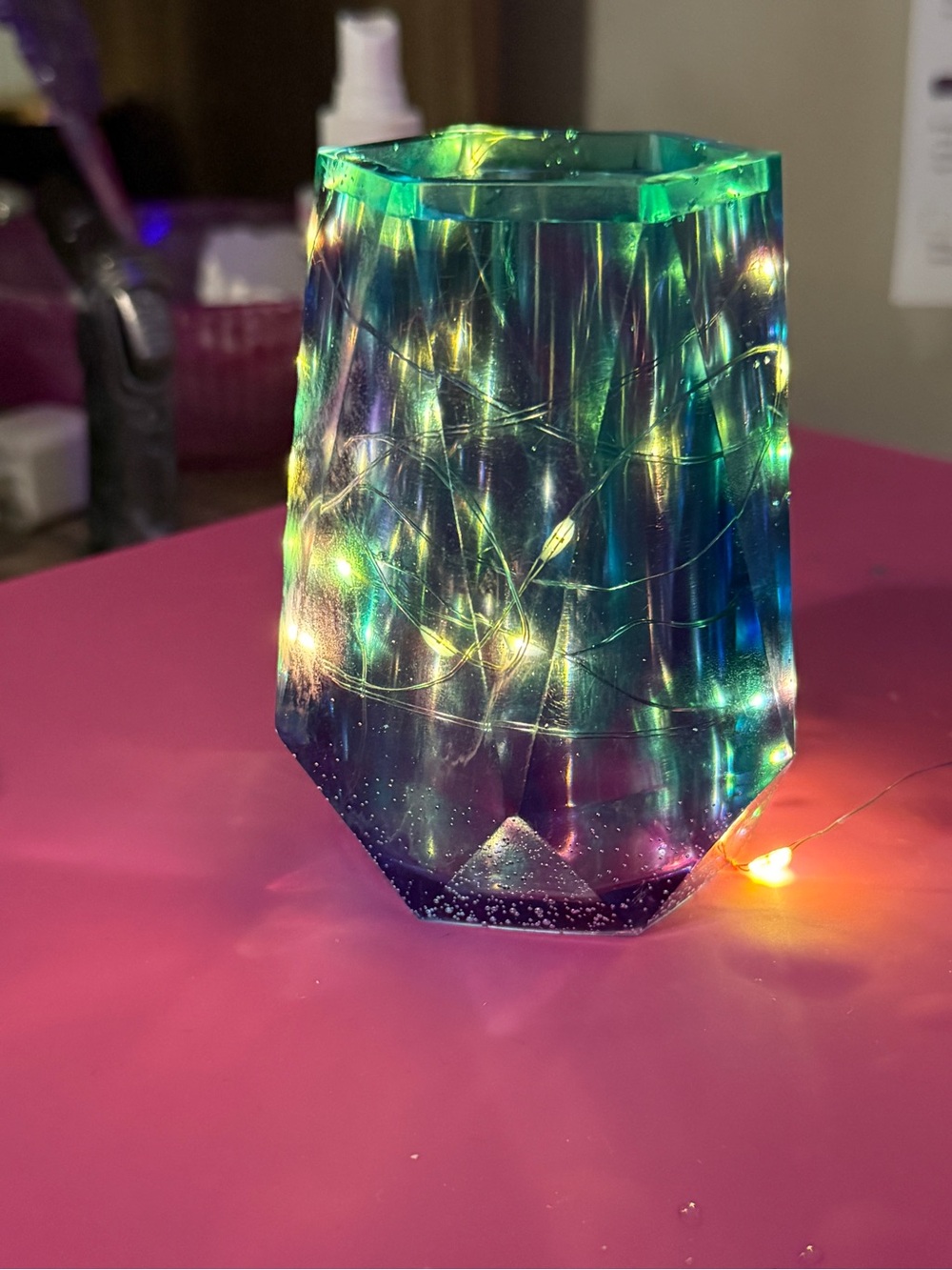 vase with embedded lights into the resin - Picture 7 of 9